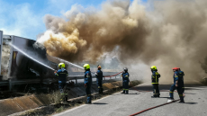 Νταλίκα τυλίχθηκε στις φλόγες στην Εθνική Οδό Μουδανιών - Θεσσαλονίκης, δείτε βίντεο και φωτογραφίες