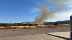 Υπό μερικό έλεγχο η φωτιά κοντά στην Ιερά Μονή Θεοσκέπαστης στην Κερατέα, σηκώθηκαν τρία ελικόπτερα