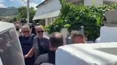 Η ΕΛΑΣ οδήγησε τον 65χρονο Ιταλό ξανά στο σπίτι που έγινε το διπλό φονικό στο Αίγιο για διευκρινίσεις, δείτε βίντεο 