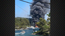 Φωτιά τώρα σε δύο τουριστικά σκάφη στους Παξούς - Δείτε βίντεο