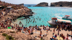 «Βουλιάζει» από τουρίστες η Μάλτα: Ακραίες εικόνες συνωστισμού σε παραλίες και περπάτημα σε σοκάκια μετ' εμποδίων, δείτε βίντεο
