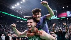 Ο γιος του Δημήτρη Γιαννακόπουλου πανηγύρισε στις πλάτες του Μήτογλου: «Μαγική στιγμή» σχολίασε ο πατέρας του
