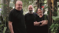 Άργουρα: Το «παλιοκάραβο» που μας ταξιδεύει εδώ και 16 χρόνια με εκλεκτούς ψαρομεζέδες
