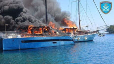 Παξοί: Συνελήφθη πλοίαρχος μετά τη φωτιά σε δύο τουριστικά σκάφη και τη βύθισή τους

