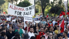 Εντάλματα σύλληψης για 20 άτομα που φέρονται να συνδέονται με το θέρετρο Κούσνερ στην Αλβανία
