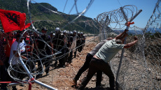 Διαδηλωτές στην Αλβανία γκρέμισαν φράχτες εργοταξίου τουριστικής μονάδας: Επιμένει η οργή για τα επενδυτικά σχέδια
