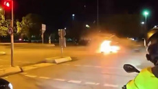 Τρομακτικό τροχαίο στην Κωνσταντινούπολη: ΙΧ τυλίχθηκε στις φλόγες μετά από σφοδρή σύγκρουση με άλλο όχημα, δείτε βίντεο