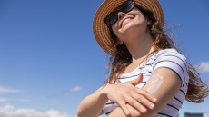 Η νέα γενιά αντηλιακής προστασίας συνδυάζει φωτοπροστασία και φροντίδα του skin barrier
