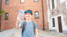 Γονείς: Μην παίρνετε smartphone στο παιδί πριν τα 13 χρόνια – Τι δείχνουν οι έρευνες