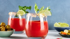 Virgin Mary και Bloody Mary: Φτιάχνουμε τα ντοματένια ποτά -με ή χωρίς αλκοόλ- στο σπίτι