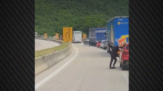 Φωτιά στην Εγνατία Οδό  και διακοπή κυκλοφορίας στο ρεύμα προς Ιωάννινα