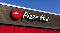 Η Yum Brands πουλάει την Pizza Hut έναντι $2,7 δισ. σε δύο διαφορετικούς αγοραστές