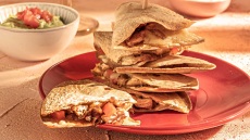 Τορτίγιες με κοτόπουλο και τυρί (quesadillas)