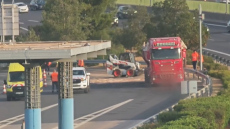 Ανετράπη φορτηγό με μπάζα στην Αττική Οδό, απεγκλώβισαν τον οδηγό, δείτε βίντεο 
