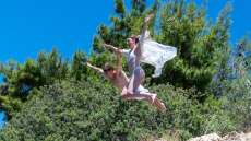Γάμος στη λίμνη του Αγίου Νικολάου: Αθλητές cliff diving «σφράγισαν» τον έρωτά τους με... βουτιές, δείτε φωτογραφίες