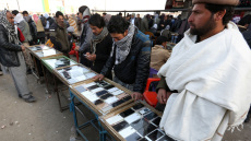 Οι Ταλιμπάν απαγόρευσαν τα smartphones στους δημόσιους υπαλλήλους στο Αφγανιστάν