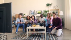 Οι μεγάλες TVs επιστρέφουν δυναμικά στα σπίτια