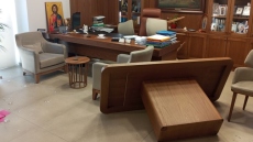 Άνδρας εισέβαλε στο δημαρχείο Ρεθύμνου και προκάλεσε ζημιές στο γραφείο του δημάρχου