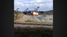 Δείτε την στιγμή που ανατινάζουν και καταστρέφουν τρεις παλιούς εκσκαφείς στην Κοζάνη 