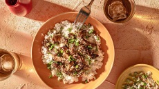 Λωρίδες μοσχαριού με σος teriyaki, σουσάμι και αρωματικό ρύζι