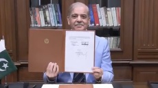 Ο πρωθυπουργός του Πακιστάν υπογράφει το μνημόνιο συναντίληψης ΗΠΑ και Ιράν, δείτε το σχετικό βίντεο