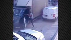 Ήρωας φούρναρης στην Άγκυρα σταματάει την τελευταία στιγμή φορτηγό που κυλούσε προς τα πίσω χωρίς χειρόφρενο, δείτε βίντεο