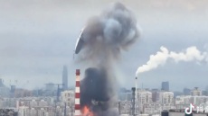 Ρωσικός πύραυλος και όχι ουκρανικό drone χτύπησε τελικά το διυλιστήριο στη Μόσχα και εκτόξευσε το καπάκι δεξαμενής, δείτε βίντεο