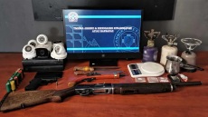 Συμμορία είχε κάνει φρούριο διαμέρισμα στην Αγία Βαρβάρα για να πουλάει ναρκωτικά, μέλος της τραυμάτισε αστυνομικό