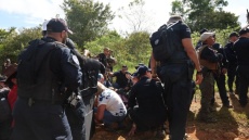 Η πρόεδρος της Κόστα Ρίκα απομακρύνεται εσπευσμένα εξαιτίας έκρηξης κοντά σε παράνομο μεταλλείο, δείτε βίντεο