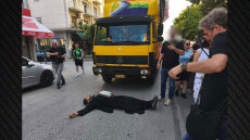 Ρασοφόρος ξάπλωσε μπροστά σε άρμα του Pride στη Θεσσαλονίκη φωνάζοντας «Μετανοείτε», δείτε βίντεο