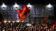 Μεγαλώνει η «επανάσταση των φλαμίνγκο» στην Αλβανία: Δεκάδες χιλιάδες στους δρόμους των Τιράνων ενάντια στην επένδυση Κούσνερ
