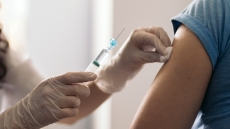mRNA εμβόλιο και ανοσοθεραπεία μείωσαν κατά 49% τον κίνδυνο υποτροπής και θανάτου σε ασθενείς με μελάνωμα
