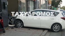 Αυτοκίνητο ανέβηκε σε πεζοδρόμιο και καρφώθηκε σε τζαμαρία στον Βόλο