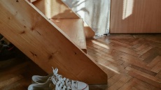 Μικροβιολόγος ανέλυσε δείγματα υλικού από σόλες παπουτσιών και βρήκε κάτι τρομακτικό