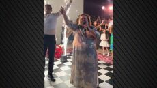 Η Έφη Θώδη τραγούδησε σε γάμο το «Can’t Take My Eyes Off You», η εμφάνιση που θύμισε σκηνή από το Παρά Πέντε, δείτε βίντεο