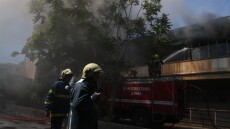 Συνεχίζεται από το μεσημέρι η κατάσβεση της φωτιάς που ξέσπασε σε εργοστάσιο με πλαστικά στο Αιγάλεω, βίντεο