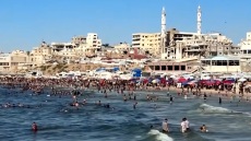 Υψηλές θερμοκρασίες πλήττουν και τη Γάζα: Στη μολυσμένη θάλασσα οι εκτοπισμένοι για να δροσιστούν και να πλύνουν ρούχα