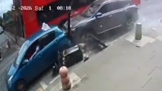 Αυτοκίνητο έπεσε σε πλήθος στο ανατολικό Λονδίνο: Έξι τραυματίες, ανθρωποκυνηγητό για τον οδηγό, δείτε τη στιγμή του ατυχήματος 