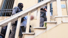 Με αλεξίσφαιρο και υπό δρακόντεια μέτρα ο Σκοπιανός δολοφόνος της Σταυρούλας, «με σκυμμένο το κεφάλι βρομιάρη» του φώναζαν στα δικαστήρια Χανιών 