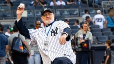 Στο γήπεδο των Yankees ο Αρχιεπίσκοπος Αμερικής Ελπιδοφόρος: Έκανε την πρώτη συμβολική ρίψη μπροστά σε χιλιάδες θεατές
