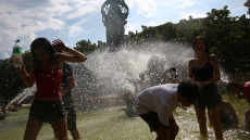 Ασφυκτιά η Ευρώπη από τον καύσωνα: Ρεκόρ μέσης μέγιστης θερμοκρασίας στη Γαλλία, κόκκινος συναγερμός στη Βρετανία και έκτακτα μέτρα σε πολλές χώρες