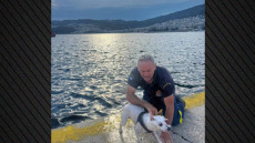 Πυροσβέστης έσωσε σκύλο που πάλευε εξαντλημένος στη θάλασσα στην Καβάλα