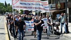 Εργαζόμενοι στον επισιτισμό διαδηλώνουν έξω από το υπουργείο Εργασίας