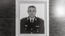 16 χρόνια από τον θάνατο του Γιώργου Βασιλάκη από βόμβα στο υπ. Προστασίας του Πολίτη, «η απουσία του δεν έπαψε ποτέ να βαραίνει την ψυχή μου» λέει ο Χρυσοχοΐδης