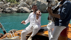 Λέρος: Ο 33χρονος ιχθυολόγος που κάνει το νησί να γλεντά με ένα βιολί διακοσίων ετών