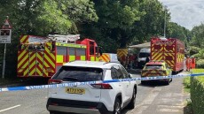 Νεκρή μητέρα με το 8χρονο κοριτσάκι της να χαροπαλεύει, μετά από σύγκρουση τρένου με αυτοκίνητο στη Βρετανία