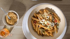 Πένες με φασολάκια stir fry, φιστικοβούτυρο και σουσάμι