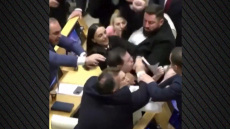 Δείτε βίντεο: Σε ρινγκ μετατράπηκε το Κοινοβούλιο στη Γεωργία, στο ξύλο συμμετείχαν και γυναίκες βουλευτές