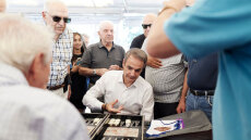 Μητσοτάκης από Νέα Σμύρνη: «Σας θέλουμε σε απόλυτη κινητοποίηση, να φορτίσετε μπαταρίες το καλοκαίρι», έπαιξε τάβλι με πολίτες, εικόνες και βίντεο