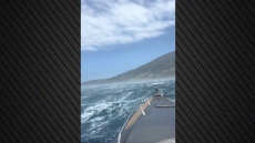 Η μάχη ενός φουσκωτού με τα κύματα στη Άνδρο, δείτε βίντεο